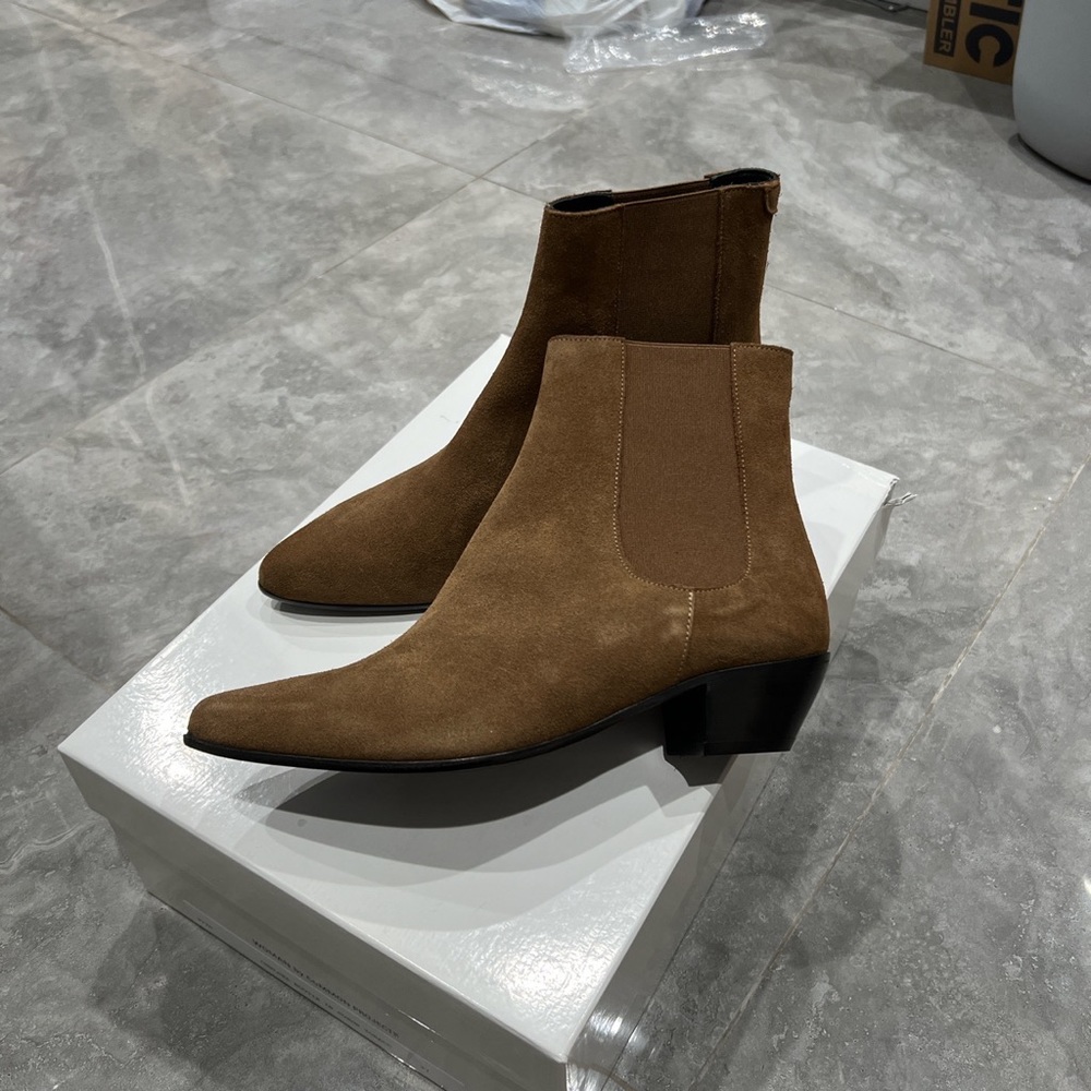 NWB woman by common projects tobacco suede Chelsea boots size 7 / 37